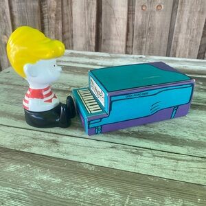 Vintage 70’s Peanuts collectible Shroeder Avon Bubble Bath with piano box